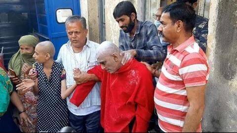 गुजरात: तीन भाई-बहनों ने 10 साल तक खुद को रखा कमरे में कैद, NGO ने बचाया गुजरात: तीन भाई-बहनों ने 10 साल तक खुद को रखा कमरे में कैद, NGO ने बचाया