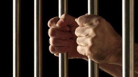 कोरोना वायरस: महाराष्ट्र में बढ़ते संक्रमण के चलते जेलों में बंद 17,000 कैदियों को मिलेगी पैरोल कोरोना वायरस: महाराष्ट्र में बढ़ते संक्रमण के चलते जेलों में बंद 17,000 कैदियों को मिलेगी पैरोल