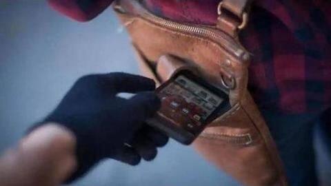 मुंबई की लोकल ट्रेन में एक साल में चोरी हुए तीन करोड़ रुपये के मोबाइल फोन मुंबई की लोकल ट्रेन में एक साल में चोरी हुए तीन करोड़ रुपये के मोबाइल फोन