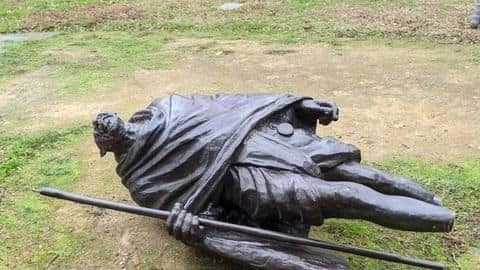 अमेरिका के कैलिफोर्निया में महात्मा गांधी की प्रतिमा तोड़ी अमेरिका के कैलिफोर्निया में महात्मा गांधी की प्रतिमा तोड़ी