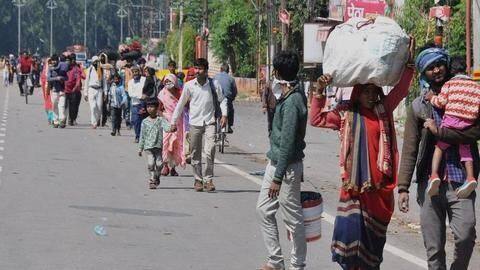 लॉकडाउन में पैदल घर जाने के दौरान दुघर्टना में हुई 42 प्रवासी मजदूरों की मौत लॉकडाउन में पैदल घर जाने के दौरान दुघर्टना में हुई 42 प्रवासी मजदूरों की मौत