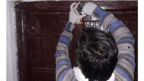 मध्य प्रदेश: कर्फ्यू में भी बाहर निकल रहे थे लोग, प्रशासन ने घरों पर लगाए ताले मध्य प्रदेश: कर्फ्यू में भी बाहर निकल रहे थे लोग, प्रशासन ने घरों पर लगाए ताले