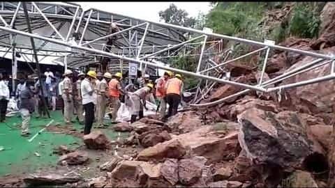 आंध्र प्रदेश: विजयवाड़ा के कनक दुर्गा मंदिर में भूस्खलन से हड़कंप, पांच श्रद्धालु घायल आंध्र प्रदेश: विजयवाड़ा के कनक दुर्गा मंदिर में भूस्खलन से हड़कंप, पांच श्रद्धालु घायल