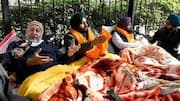 किसानों के समर्थन में जंतर-मंतर पर सड़क किनारे सो रहे पंजाब कांग्रेस के चार नेता