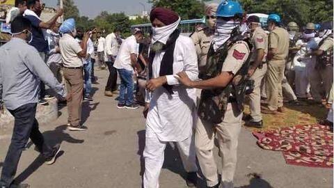 हरियाणा: सिरसा में पुलिस ने हटाया किसानों का धरना, योगेंद्र यादव समेत 100 अन्य हिरासत में हरियाणा: सिरसा में पुलिस ने हटाया किसानों का धरना, योगेंद्र यादव समेत 100 अन्य हिरासत में