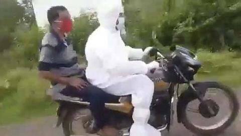 पश्चिम बंगाल: TMC नेता ने की संदिग्ध कोरोना मरीज की मदद, PPE किट पहनकर पहुंचाया अस्पताल पश्चिम बंगाल: TMC नेता ने की संदिग्ध कोरोना मरीज की मदद, PPE किट पहनकर पहुंचाया अस्पताल