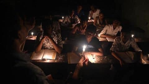 श्रीलंका में फेल हुआ ऊर्जा संयंत्र, सात घंटे तक अंधेरे में डूबा रहा पूरा देश श्रीलंका में फेल हुआ ऊर्जा संयंत्र, सात घंटे तक अंधेरे में डूबा रहा पूरा देश