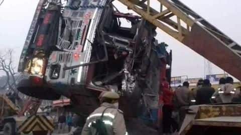 उत्तर प्रदेश: कौशाम्बी में कार पर पलटा रेत से भरा ट्रक, आठ लोगों की मौत उत्तर प्रदेश: कौशाम्बी में कार पर पलटा रेत से भरा ट्रक, आठ लोगों की मौत