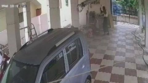 आंध्र प्रदेश: पिता ने हथौड़े से पीटकर की बेटे की हत्या, कैमरे में कैद हुई घटना आंध्र प्रदेश: पिता ने हथौड़े से पीटकर की बेटे की हत्या, कैमरे में कैद हुई घटना