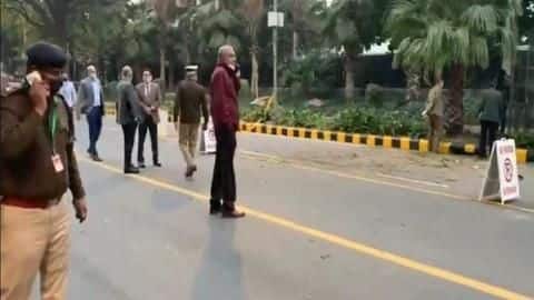 दिल्ली में इजराइल दूतावास के पास IED धमाका, कई कारों के शीशे टूटे दिल्ली में इजराइल दूतावास के पास IED धमाका, कई कारों के शीशे टूटे