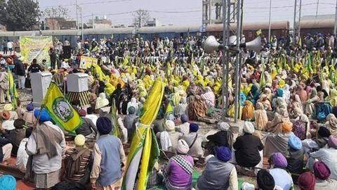 रेल रोको अभियान: किसानों ने कई जगह रोकी ट्रेनें, 25 ट्रेनों के परिचालन में हुआ बदलाव रेल रोको अभियान: किसानों ने कई जगह रोकी ट्रेनें, 25 ट्रेनों के परिचालन में हुआ बदलाव