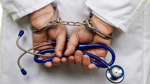 गुजरात: किशोरी का गर्भपात कर कचरे में फेंका भ्रूण, आरोपी डॉक्टर सहित दो गिरफ्तार गुजरात: किशोरी का गर्भपात कर कचरे में फेंका भ्रूण, आरोपी डॉक्टर सहित दो गिरफ्तार
