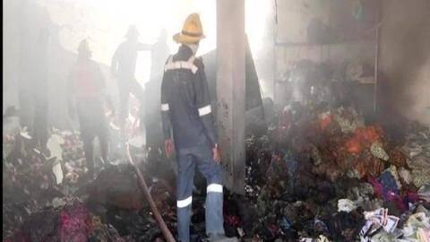 अहमदाबाद: धमाकों के बाद कपड़ा गोदाम में लगी आग, नौ मजदूरों की मौत और कई घायल अहमदाबाद: धमाकों के बाद कपड़ा गोदाम में लगी आग, नौ मजदूरों की मौत और कई घायल