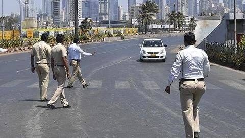 कोरोना वायरस: लॉकडाउन का उल्लंघन करने वालों पर सख्त हुई पुलिस, कई के खिलाफ हुई कार्रवाई कोरोना वायरस: लॉकडाउन का उल्लंघन करने वालों पर सख्त हुई पुलिस, कई के खिलाफ हुई कार्रवाई