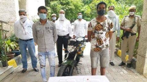 दिल्ली: नकबपोश बाइक सवारों ने बीच सड़क पर किस देकर लूटे एक करोड़ के हीरे दिल्ली: नकबपोश बाइक सवारों ने बीच सड़क पर किस देकर लूटे एक करोड़ के हीरे