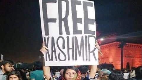 "फ्री कश्मीर" का पोस्टर लहराने वाली महिला ने माफी मांगकर दिया स्पष्टीकरण "फ्री कश्मीर" का पोस्टर लहराने वाली महिला ने माफी मांगकर दिया स्पष्टीकरण