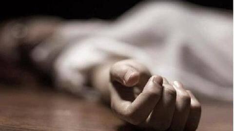 कर्नाटक: सोती हुई मां की हत्या करने के बाद बॉयफ्रेंड के साथ फरार हुई युवती, गिरफ्तार कर्नाटक: सोती हुई मां की हत्या करने के बाद बॉयफ्रेंड के साथ फरार हुई युवती, गिरफ्तार