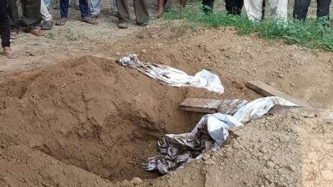 असम: कब्र से शव निकालकर दुष्कर्म का प्रयास कर रहा था शख्स, गिरफ्तार असम: कब्र से शव निकालकर दुष्कर्म का प्रयास कर रहा था शख्स, गिरफ्तार