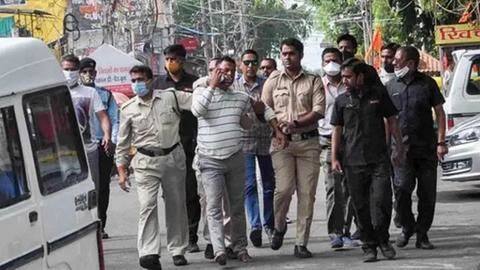 विकास दुबे गैंग द्वारा पुलिसकर्मियों की हत्या मामले में चार्जशीट दाखिल, दो पुलिसकर्मियों समेत 36 आरोपी विकास दुबे गैंग द्वारा पुलिसकर्मियों की हत्या मामले में चार्जशीट दाखिल, दो पुलिसकर्मियों समेत 36 आरोपी