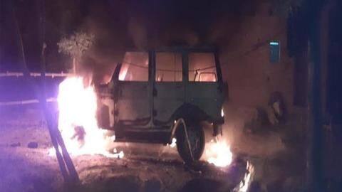 उत्तर प्रदेश: युवक को पेड़ से बांधकर जिंदा जलाया, गुस्साई भीड़ ने फूंके पुलिस वाहन उत्तर प्रदेश: युवक को पेड़ से बांधकर जिंदा जलाया, गुस्साई भीड़ ने फूंके पुलिस वाहन