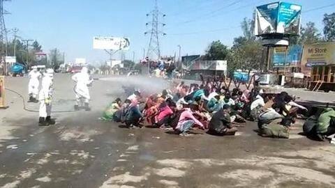 कोरोना वायरस: लॉकडाउन के बीच उत्तर प्रदेश पहुंचे प्रवासी मजदूरों पर डाला गया केमिकल वाला पानी कोरोना वायरस: लॉकडाउन के बीच उत्तर प्रदेश पहुंचे प्रवासी मजदूरों पर डाला गया केमिकल वाला पानी