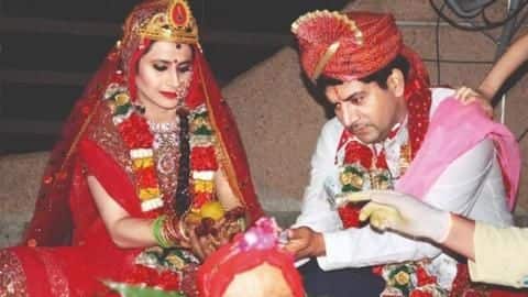 'बिग बॉस' के विनर आशुतोष ने लॉकडाउन में ही रचाई शादी, इस तरह लिए सात फेरे 'बिग बॉस' के विनर आशुतोष ने लॉकडाउन में ही रचाई शादी, इस तरह लिए सात फेरे