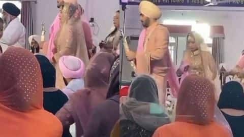 शादी के बंधन में बंधे नेहा कक्कड़ और रोहनप्रीत, वीडियोज हुईं वायरल शादी के बंधन में बंधे नेहा कक्कड़ और रोहनप्रीत, वीडियोज हुईं वायरल