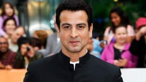 रोनित रॉय के सिर पर है 100 परिवारों की जिम्मेदारी, बेचना पड़ रहा है सामान रोनित रॉय के सिर पर है 100 परिवारों की जिम्मेदारी, बेचना पड़ रहा है सामान
