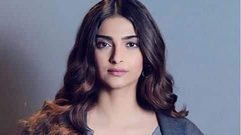 नेपोटिज्म बहस के बीच भड़की सोनम कपूर, शेयर किए गालियों वाले स्क्रीन शॉट्स नेपोटिज्म बहस के बीच भड़की सोनम कपूर, शेयर किए गालियों वाले स्क्रीन शॉट्स