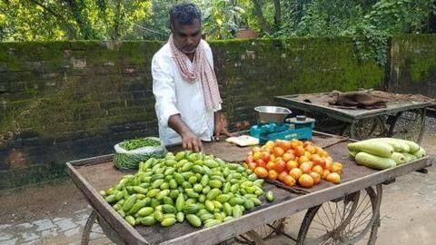 'बालिका वधु' के डायरेक्टर को बेचनी पड़ रही हैं सब्जियां, आर्थिक तंगी ने किया मजबूर 'बालिका वधु' के डायरेक्टर को बेचनी पड़ रही हैं सब्जियां, आर्थिक तंगी ने किया मजबूर