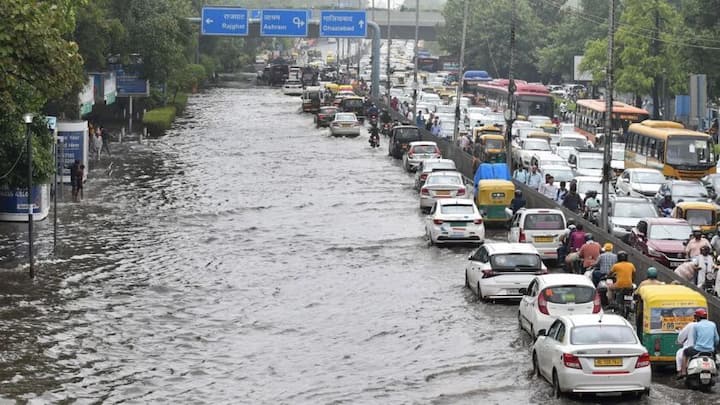 मानसून: उत्तर प्रदेश में 10 की मौत, उत्तराखंड में 1,000 लोग फंसे; उफान पर नदियां