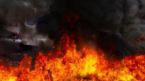 महाराष्ट्रः चंद्रपुर में 2 ट्रकों की भिड़ंत के बाद लगी आग, चालक सहित 9 की मौत महाराष्ट्रः चंद्रपुर में 2 ट्रकों की भिड़ंत के बाद लगी आग, चालक सहित 9 की मौत