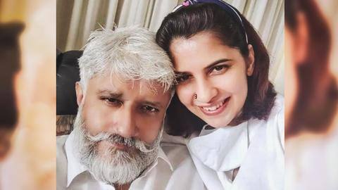 फिल्ममेकर विक्रम भट्ट ने श्वेतांबरी सोनी के साथ रचाई शादी- रिपोर्ट फिल्ममेकर विक्रम भट्ट ने श्वेतांबरी सोनी के साथ रचाई शादी- रिपोर्ट