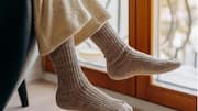 सर्दियों में हर वक्त ठंडे रहते हैं आपके पैर? गर्म रखने के लिए अपनाएं ये सुझाव