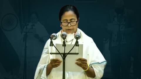 लगातार तीसरी बार बंगाल की मुख्यमंत्री बनीं ममता बनर्जी, सादे समारोह में ली शपथ लगातार तीसरी बार बंगाल की मुख्यमंत्री बनीं ममता बनर्जी, सादे समारोह में ली शपथ