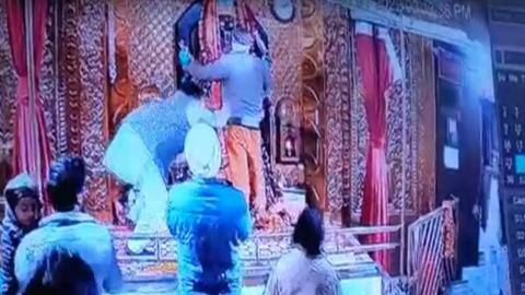 पंजाब: पटियाला में काली मां के मंदिर में बेअदबी की कोशिश से तनाव, आरोपी गिरफ्तार पंजाब: पटियाला में काली मां के मंदिर में बेअदबी की कोशिश से तनाव, आरोपी गिरफ्तार