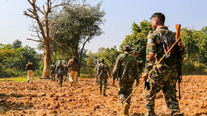 हिडमा, बसवा राजू से लेकर देवजी तक, कैसे सिमटता जा रहा नक्सली नेतृत्व?