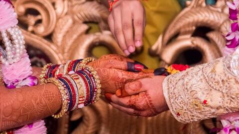 ओडिशा: पत्नी की इजाजत से पति ने ट्रांसजेंडर से की दूसरी शादी, एक साथ रहेंगे ओडिशा: पत्नी की इजाजत से पति ने ट्रांसजेंडर से की दूसरी शादी, एक साथ रहेंगे