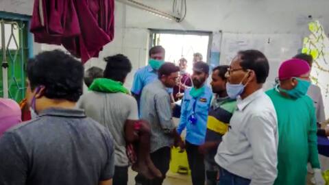 बंगाल: मतदान के बीच गोली लगने से पांच लोगों की मौत, चुनाव आयोग ने मांगी रिपोर्ट बंगाल: मतदान के बीच गोली लगने से पांच लोगों की मौत, चुनाव आयोग ने मांगी रिपोर्ट