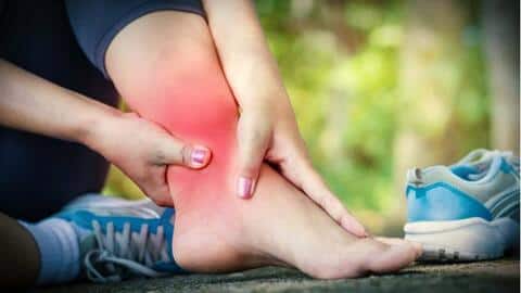 पैरों के दर्द से राहत पाने के लिए इन एसेंशियल ऑयल्स का करें इस्तेमाल पैरों के दर्द से राहत पाने के लिए इन एसेंशियल ऑयल्स का करें इस्तेमाल