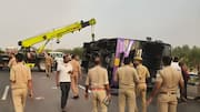 लखनऊ-आगरा एक्सप्रेसवे पर पलटी स्लीपर बस, दरोगा-कैदी समेत 7 की मौत