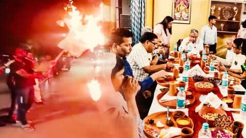 BHU में इफ्तार पार्टी पर छात्रों का हंगामा, कुलपति का पुतला फूंका BHU में इफ्तार पार्टी पर छात्रों का हंगामा, कुलपति का पुतला फूंका