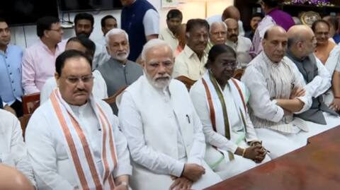 राष्ट्रपति चुनाव: द्रौपदी मुर्मू ने दाखिल किया नामांकन, प्रधानमंत्री मोदी समेत कई शीर्ष नेता रहे मौजूद राष्ट्रपति चुनाव: द्रौपदी मुर्मू ने दाखिल किया नामांकन, प्रधानमंत्री मोदी समेत कई शीर्ष नेता रहे मौजूद