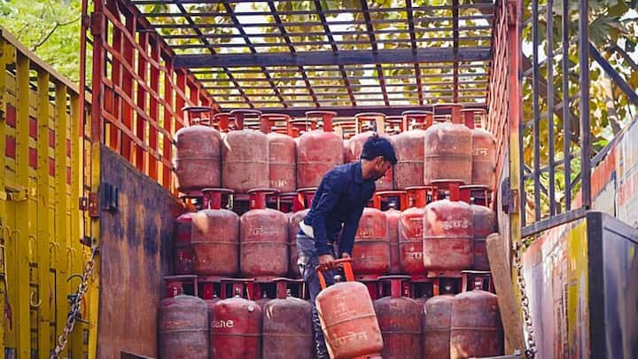 केंद्र सरकार ने गैस सिलेंडर किल्लत को खारिज किया, कहा- LPG उत्पादन में हुई बढ़ोतरी