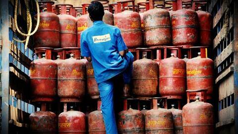 19 किलो के कमर्शियल LPG सिलेंडर की कीमत में 135 रुपये की कमी 19 किलो के कमर्शियल LPG सिलेंडर की कीमत में 135 रुपये की कमी