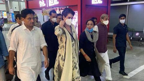 हिरासत में ली गईं लखीमपुर के पीड़ित किसानों से मिलने जा रहीं प्रियंंका गांधी हिरासत में ली गईं लखीमपुर के पीड़ित किसानों से मिलने जा रहीं प्रियंंका गांधी