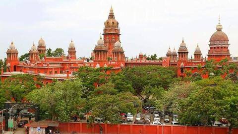 मद्रास हाई कोर्ट की आभासी सुनवाई में महिला के साथ अंतरंग होने पर वकील निलंबित मद्रास हाई कोर्ट की आभासी सुनवाई में महिला के साथ अंतरंग होने पर वकील निलंबित