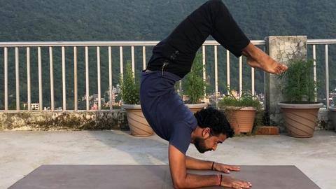 वृश्चिकासन: अच्छे स्वास्थ्य के लिए जरूरी है यह योगासन, जानिए इससे जुड़ी महत्वपूर्ण बातें वृश्चिकासन: अच्छे स्वास्थ्य के लिए जरूरी है यह योगासन, जानिए इससे जुड़ी महत्वपूर्ण बातें