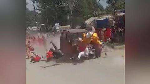 छत्तीसगढ़: तेज रफ्तार कार ने श्रद्धालुओं के समूह को रौंदा; एक की मौत, 20 घायल छत्तीसगढ़: तेज रफ्तार कार ने श्रद्धालुओं के समूह को रौंदा; एक की मौत, 20 घायल