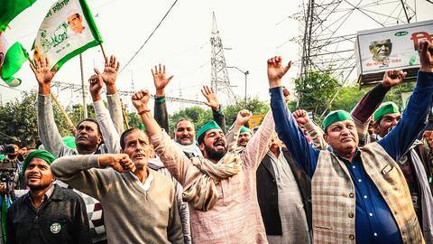 एक साल लंबे आंदोलन के बाद घर लौटने लगे किसान एक साल लंबे आंदोलन के बाद घर लौटने लगे किसान